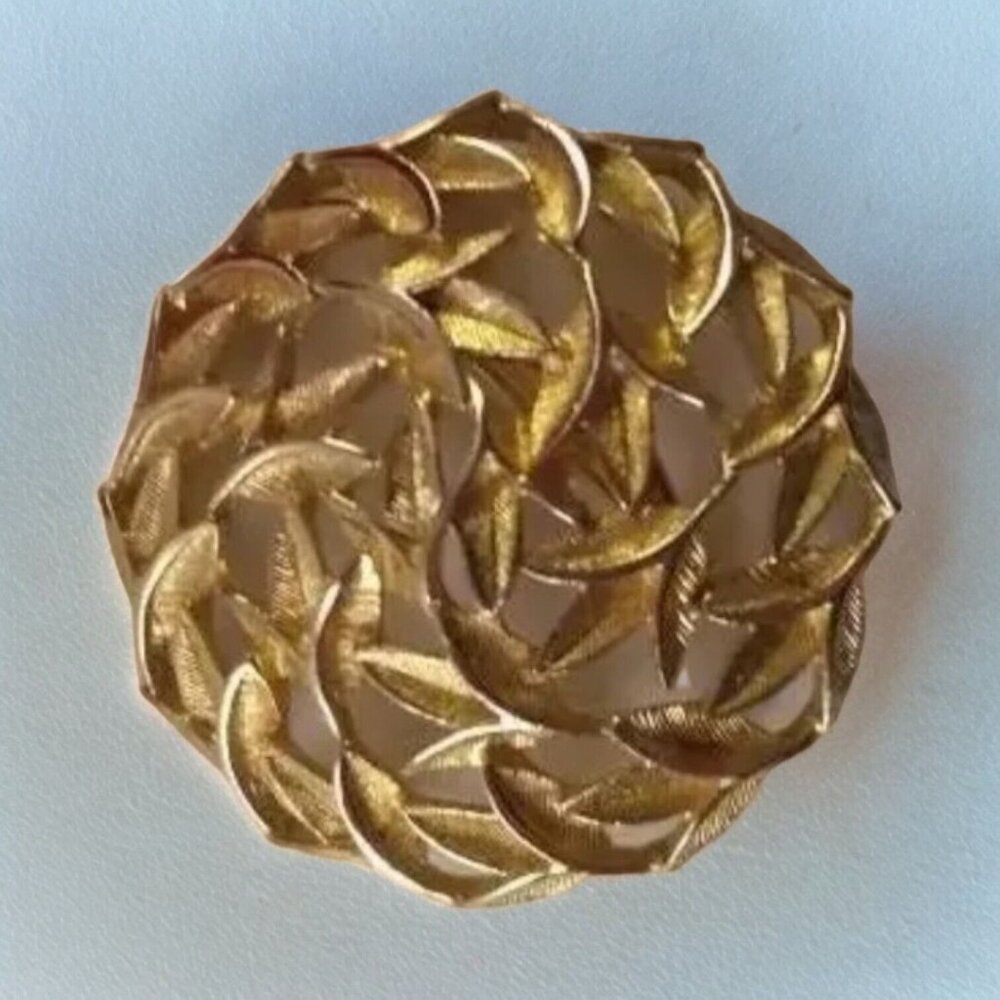 Vintage Gold-Tone Swirl Leaf Wreath Brooch Pin Circle Domed Filigree Textured
